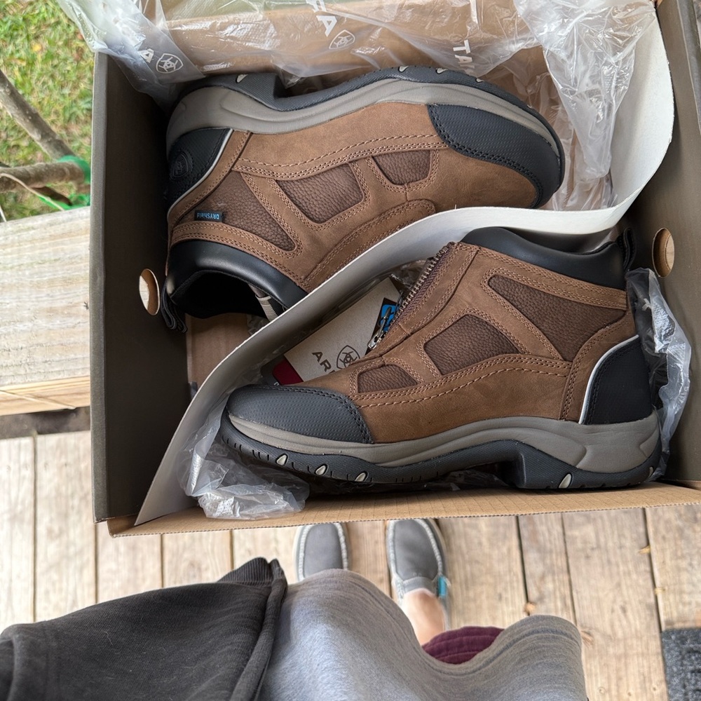 Ariat Women’s Terrain Zip H20 size 8